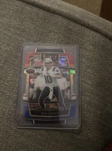 2021 Select Mac Jones RC Concourse rot & blau Prizm Stanzschnitt - Bild 1 von 1