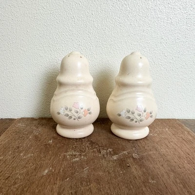 Coctelera de sal y pimienta floral rosa crema gres vintage recuerdo Pfaltzgraff Foto 1 de 4