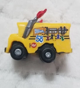 Disney Pixar Auto Mini 1,5" Figure Lightning McQueen, #58 Autobus Giallo - Foto 1 di 6