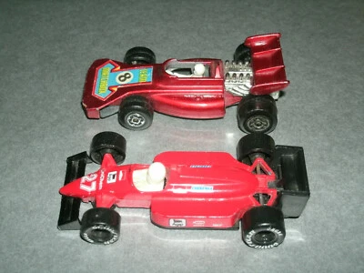 Dos coches de carreras de ruedas abiertas a escala 1/64 (Team MBX y Fiat F1 Grand Prix Racing Car) Foto 1 de 4