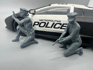 Figuras de resina de mujeres policías a escala 1/24 cubriéndose sin pintar - Imagen 1 de 4