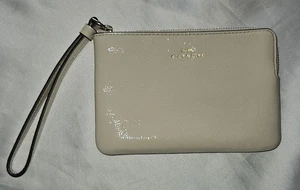 MUÑEQUERA COACH color marfil nnt 6-1/4" l x 4" t cuero grano cruzado - Imagen 1 de 3