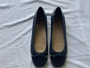 Trotter’s Mujer’s Azul Tejido Cuero Plano Slip Ons Talla 10N Con Pajarita - Imagen 1 de 9