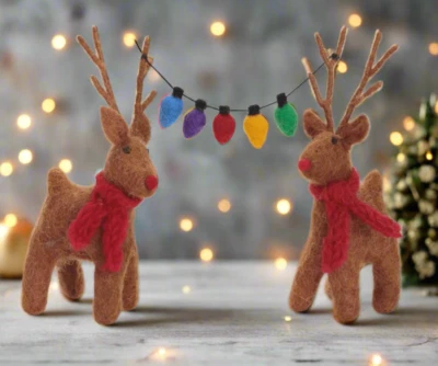 Pareja de renos de fieltro artesanal Primitive Country con cadena de luces de Navidad Foto 1 de 3