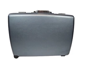 Vintage American Tourister Tiara Ice Blue Large Suitcase Hard Luggage with Keys - Picture 1 of 17