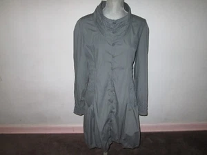 MAIS IL EST OU LE SOLEIL? Leichte Topper-Jacke grau Baumwollmischung mit Rüschen Größe 44 - Bild 1 von 4