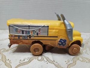 Disney Pixar Cars 3 Crazy 8 Crashers Miss Fritter veicolo pneumatici fangosi scuolabus - Foto 1 di 8