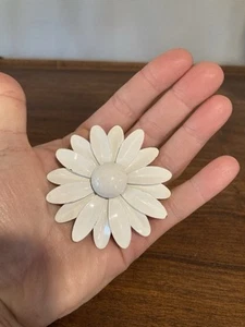 Beautiful HUGE LARGE WHITE DAISY FLOWER Power Enamel Brooch Pin. - Picture 1 of 3