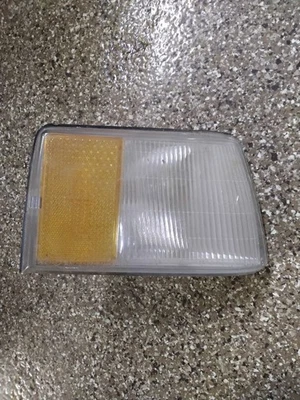 Passenger Corner/Park Light Side Marker Fits 84-92 LINCOLN MARK SERIES 1647233 - Image 1 of 4