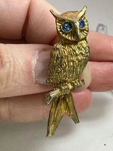 Bird Owl Blue Rhinestones Eye Vintage Gold Brooch Pin M-4771 - Picture 1 of 3