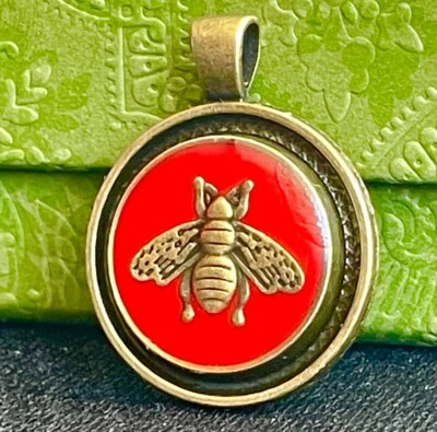 One  Gucci   1 pieces   metal     zipper pull medallion 1 inch  red bees - Image 1 of 4