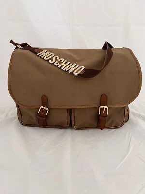 Bolso Mensajero Moschino Vintage Nylon Grande Marrón Unisex de Redwall (17"X 14") Foto 1 de 4