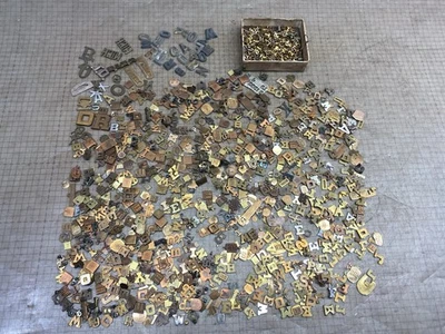 Lote De Colección Pequeñas Letras Latón Números en Blanco Piezas Para Insignia Medallas Alfileres Cinta Foto 1 de 4