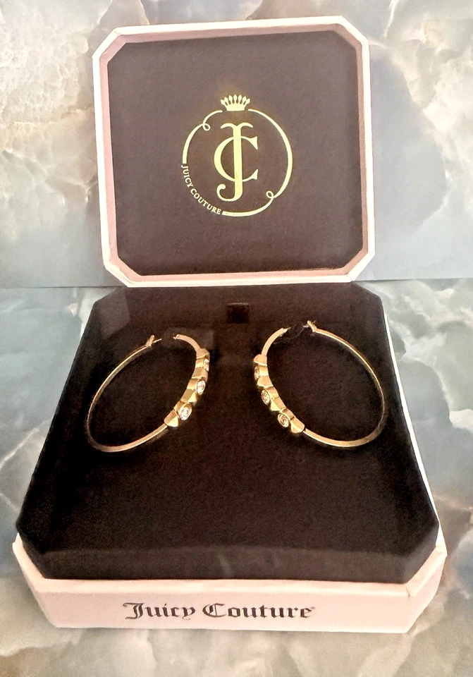 JUICY COUTURE 1.5" Diámetro Pirámide Dorada y Aros con Bisagras de Cristal Con Estuche NUEVO Foto 1 de 4