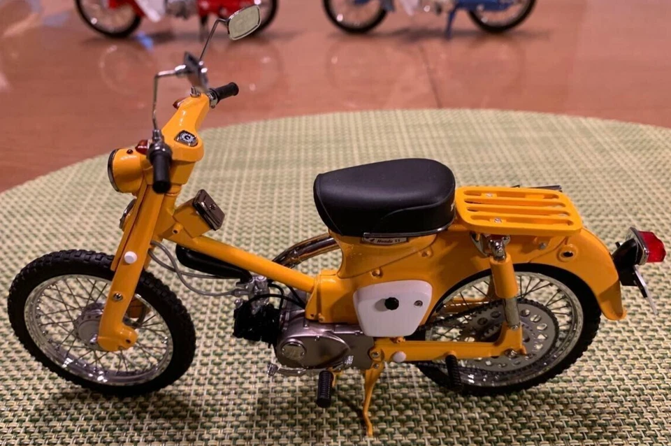 EBBRO 1/10 Honda Hunter Cub C105H Yerrow Moto Collezione Premium - Immagine 1 di 4