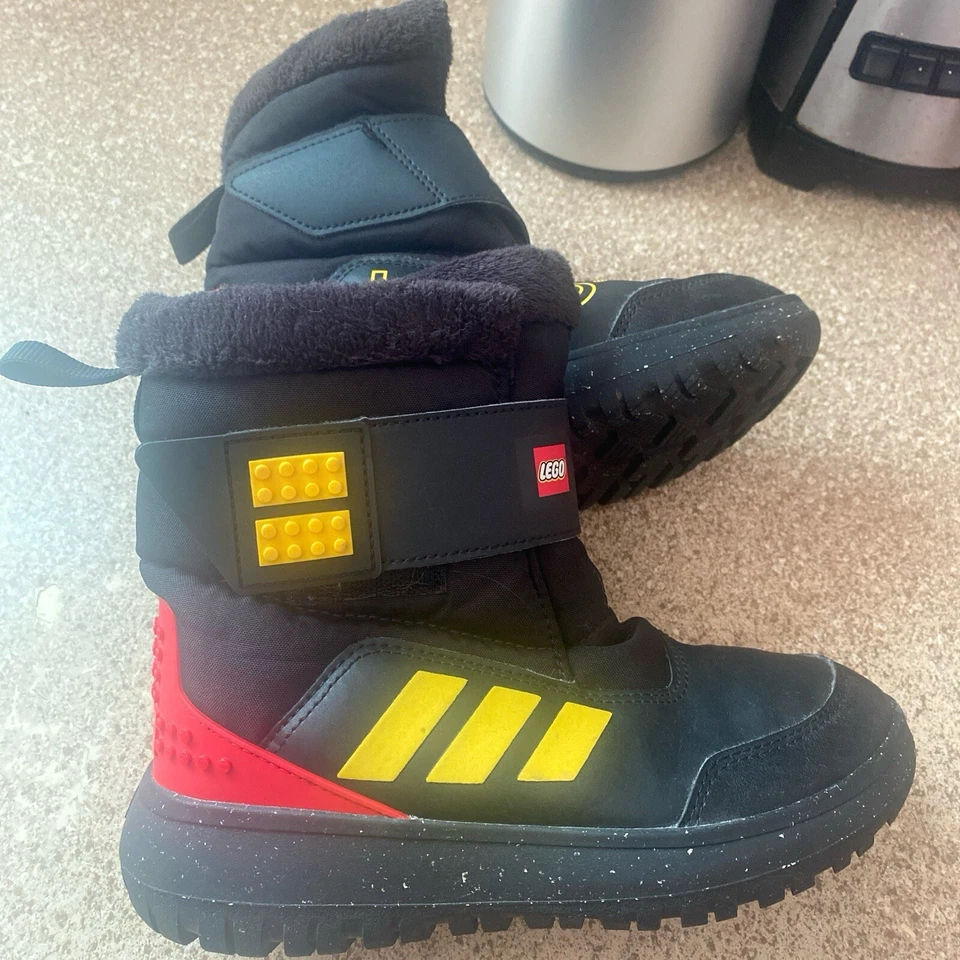 Botas Adidas Lego para niños de excelente uso. US S2. Sin olor. Pequeña cáscara interior.  Foto 1 de 4