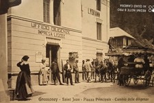 Gressoney Saint Jean Aosta Cambio Diligenza in primo piano Piazza principale