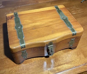 Antiguo cofre baratija joyería cedro con bordes de cola de paloma y correas de latón - Imagen 1 de 16
