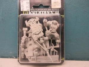 Figura de resina KROMLECH ORC GREATCOAT BANNER BEARER #KRM134 - Imagen 1 de 1