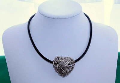 Anhänger, Herz aus Silberdraht, drei weiße Kristalle, mit Kautschukband - Bild 1 von 4