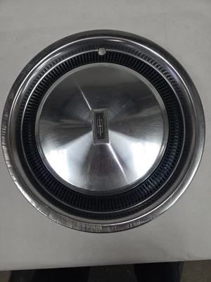 Oldsmobile Cutlass 1978-80 tapacubos de acero inoxidable de 14 pulgadas con anillo exterior azul Foto 1 de 4