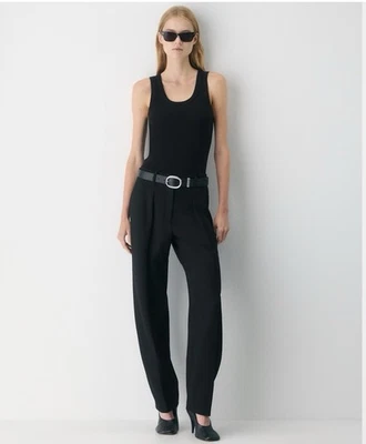 Camiseta sin mangas Babaton Aritzia ocupada negra cuello redondo para mujer talla pequeña minimalista Foto 1 de 4