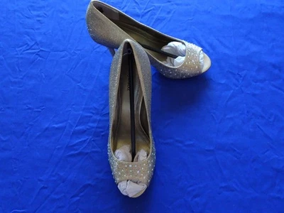 ¡NUEVO! Zapatos de salón Style & Co de 3,5 pulgadas con punta abierta Monaee pedrería dorada para mujer 6 M Foto 1 de 4