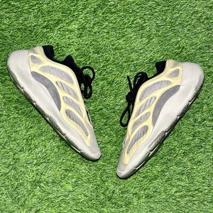 Taglia 9,5 - Adidas Yeezy Boost 700 V3 Azael - Glow In The Dark - Foto 1 di 11