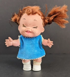 Muñeca de goma vintage Moody Cutie pestañas reales hecha en Hong Kong - Imagen 1 de 6