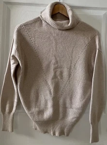 Suéter Pullover Philosophy Beige Para Mujer Talla XS Cuello Alto Cable Manga Larga - Imagen 1 de 17