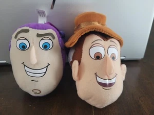 Disney Pixar Toy Story Zaino Clip Portachiavi Peluche Ronzio/Testa Legnosa con Libro di Storia - Foto 1 di 14