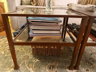 Dos mesas auxiliares de vidrio curtidor de Pottery Barn - Excelente estado Foto 1 de 4