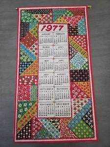 Calendario da parete vintage 1977 in feltro con paillettes stile trapuntato - Foto 1 di 9
