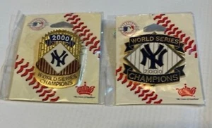 Juego de dos prendedores campeones de la Serie Mundial 2000 de los Yankees de Nueva York - Imagen 1 de 1