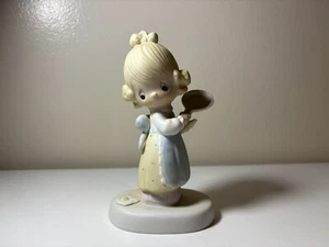 Precious Moments ENESCO "Eggs Over Easy" 1979 niña con sartén; sin caja - Imagen 1 de 2