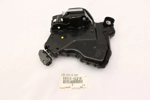 Conjunto de cerradura de puerta delantera Toyota genuino OEM LEXUS CT200h ES200 con motor 69030-42210 - Imagen 1 de 2