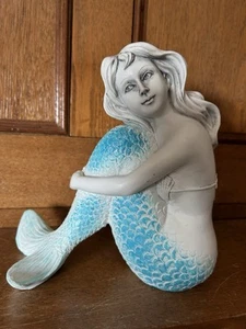 Statuina Sirena Coda Blu Turchese Spiaggia Nautica Seduta 7 1/2” Resina - Foto 1 di 9