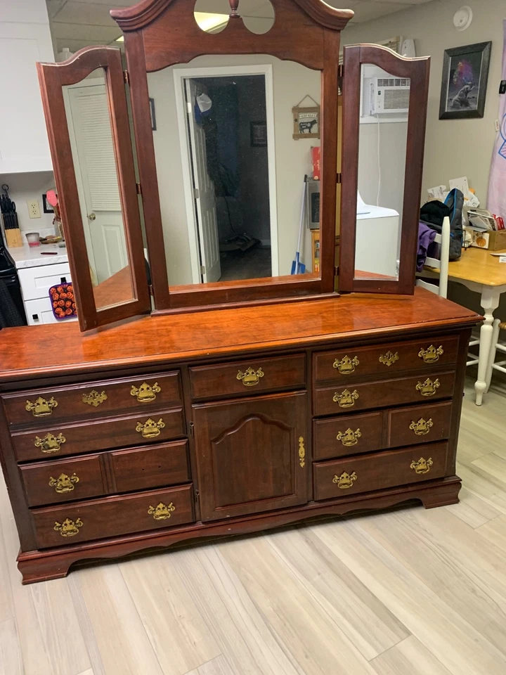 old bedroom furniture - Image 1 of 1