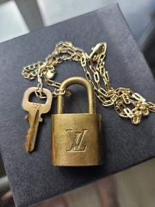 Original Louis Vuitton Schloss und Schlüssel an Kette. 322 - Bild 1 von 3