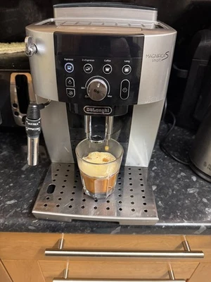 DELONGHI Magnifica S ECAM250.33.TB Kaffeevollautomat - Titan Schwarz - Bild 1 von 4