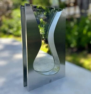 Vintage seltene handwerklich gefertigte Vase aus gebürstetem Metall und geschwungenem Glas - modern minimal - Bild 1 von 15