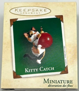 Nuevo en caja Vintage 2003 Hallmark Miniatura Adorno de Navidad Kitty Catch - Imagen 1 de 2