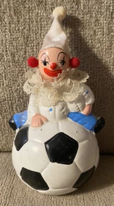 Keramik Zirkus Clown sitzend auf einem Fußball - Bild 1 von 5