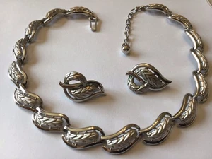 VINTAGE CROWN TRIFARI SIGNED SILVER TEXTURED NECKLACE & EARRINGS P9 - Picture 1 of 2