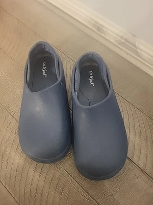 Zuecos estilo cocodrilo azul Cat & Jack talla 11 usados en excelente estado Foto 1 de 4