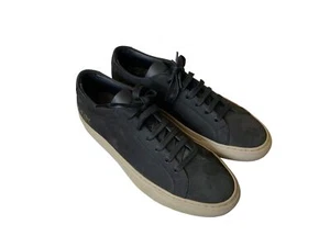 TOTALMENTE NUEVAS - Tenis negras Common Projects Achilles bajas Nubuck -2310 - Precio de venta sugerido por el fabricante $490 - Imagen 1 de 4