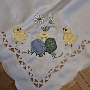 Tischdecke Ostern quadratisch 85x85 mit Küken, Ostereiern, Blumen - Bild 1 von 8