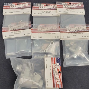 Vintage Associated MGT Parts Lot Crankcase Carb Rod Wrist Pins Circlip .21 Engin - Picture 1 of 6