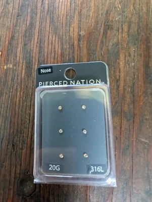 NUEVO con ETIQUETAS Pierced Nation Tachuelas Nariz Curvadas en L Tachuelas Prismáticas - 20G - 316L Foto 1 de 3