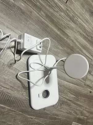Cargador inalámbrico magnético BestBuyEssentials 3 en 1 con soporte cargador para Apple Watch Foto 1 de 2